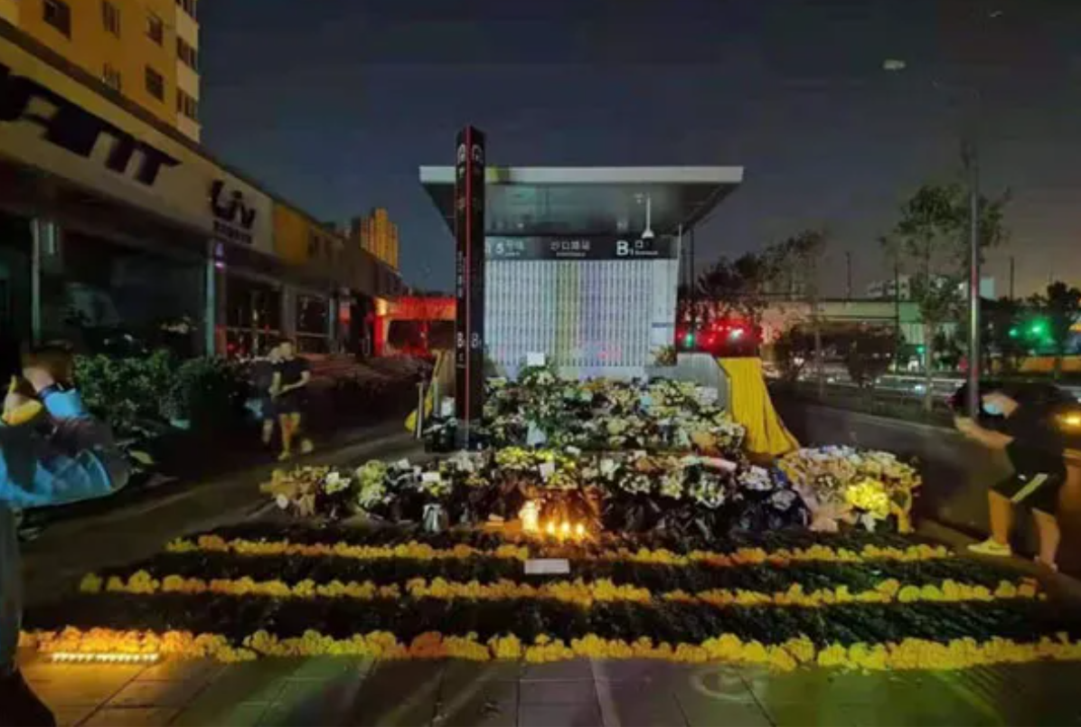 中国鄭州市の地下鉄5号線出入口　禁じられた追悼祭典